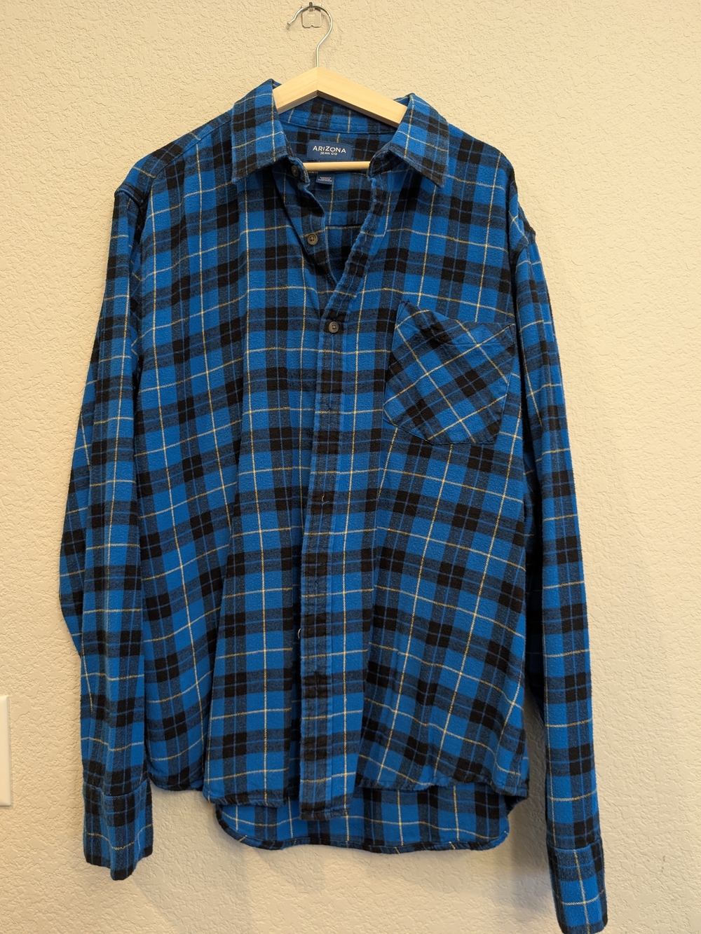 Arizona Jean Company Men's Sz XL Blue and Black Plaid Casual Button-Down Shirt